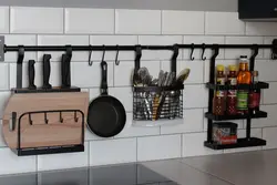 Черные рейлинги на кухне фото