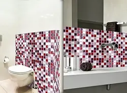Banyoda fotoşəkildə mozaika panelləri