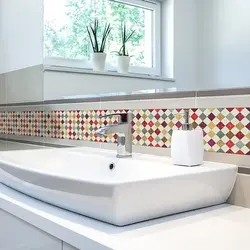 Banyoda fotoşəkildə mozaika panelləri