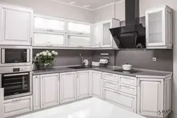 Белыя кухні з фрэзероўкай фота