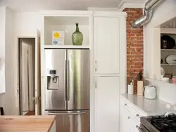 Адкрыты халадзільнік на кухні фота