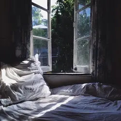 Фото спальни ночью с окном