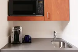 Черная микроволновка на кухне фото