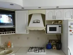 Черная микроволновка на кухне фото