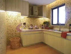 Кухня с золотыми обоями фото
