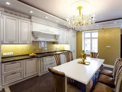 Кухня с золотыми обоями фото