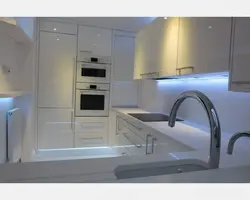 Белая кухня с подсветкой фото