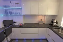 Белая кухня з падсветкай фота