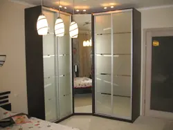 Угловое зеркало в спальню фото