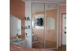 Угловое зеркало в спальню фото