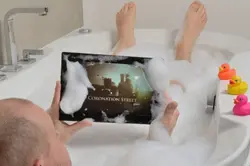 Фото с телефоном в ванной