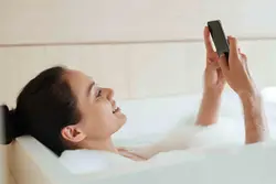 Акс бо телефон дар ванна