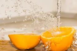 Фота з апельсінамі ў ваннай
