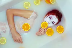 Banyoda apelsin bilan fotosurat