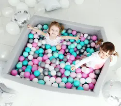 Photo in a bath with balls