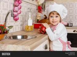 Маленькая девочка на кухне фото