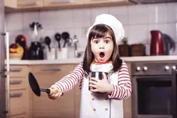 Маленькая Девочка На Кухне Фото