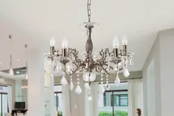 Белая люстра в интерьере гостиной фото