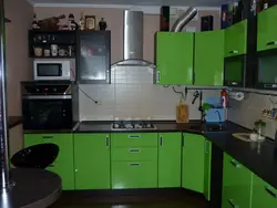 Зялёная кухня з чорнай стальніцай фота