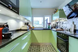 Зеленая кухня с черной столешницей фото