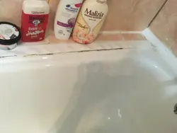 Полки между ванной и стеной фото