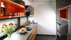 Кухні з вузкімі верхнімі шафамі фота