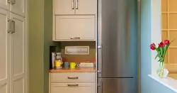 Халадзільнік у корабе на кухні фота