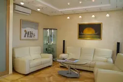 Светильники у дивана в гостиной фото