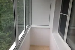 Panel ev fotoşəkilində lodjianın şüşəsi