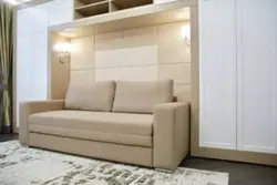 Шкаф вокруг дивана в гостиной фото
