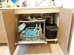 Маленькая посудамыйная машына фота на кухні
