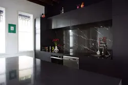 Серая кухня с черным фартуком фото