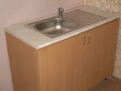 Oshxonadagi lavabo shkafi fotosurati