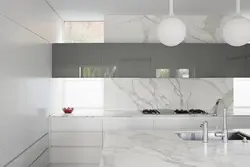 Белая глянцевая плитка на кухне фото