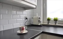 Белая глянцавая плітка на кухні фота