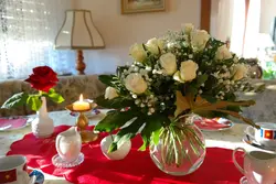 Розы на столе на кухне фото