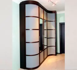 Қонақ бөлмесінің фотосуретіндегі радиус бұрыштық гардероб