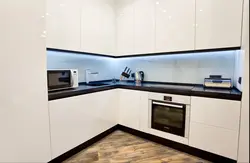 Кухня белая з чорным фартухом фота