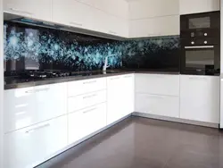 Кухня белая с черным фартуком фото