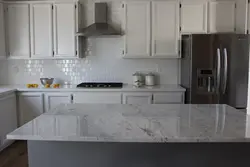 Ошхона хокистарӣ бо акс countertop мармар