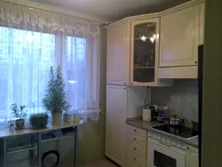 Кухни с пеналом у окна фото