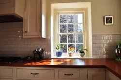 Плитка у окна на кухне фото