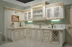 Кухни белые с золотой патиной фото
