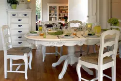 Белый овальный стол на кухне фото