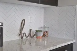 Oshxona uchun backsplash fotosurat uchun balıksırtı plitkalar