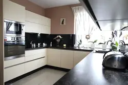Черная техника на бежевой кухне фото