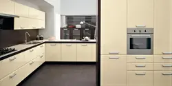 Черная техника на бежевой кухне фото