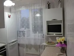 Холодильник закрывает окно на кухне фото