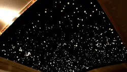 Жатын бөлмесінің фотосуретіндегі төбедегі жұлдызды аспан