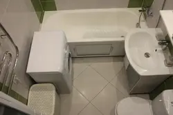 Küvet və lavabo arasındakı tualet fotoşəkili